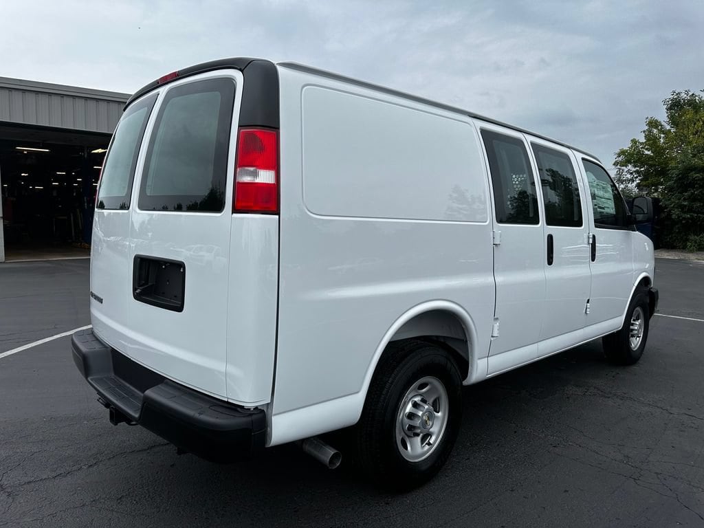 2025 Chevrolet Express Cargo Work Van - Photo 9