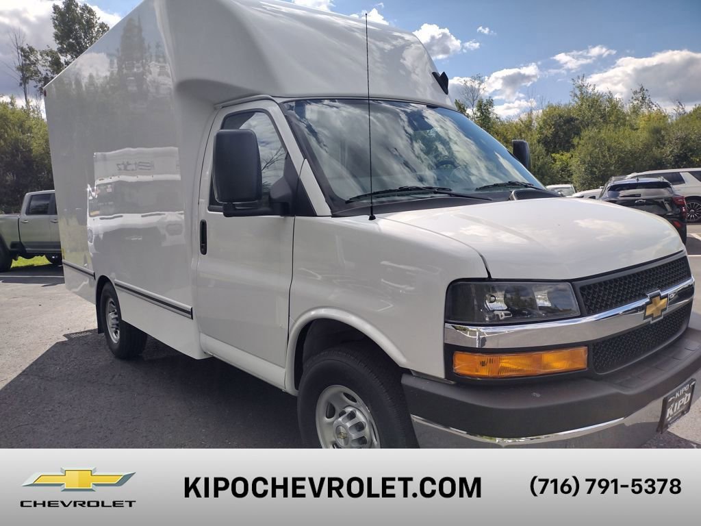 2025 Chevrolet Express Cutaway Base's photo