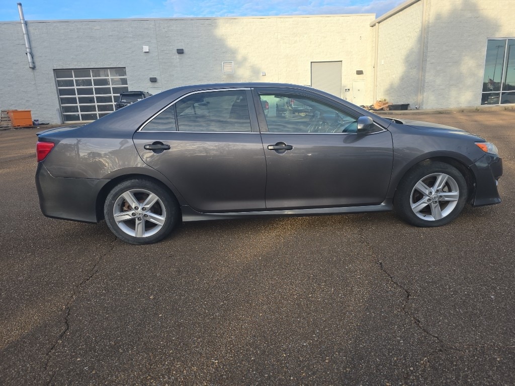 2013 Toyota Camry SE's photo