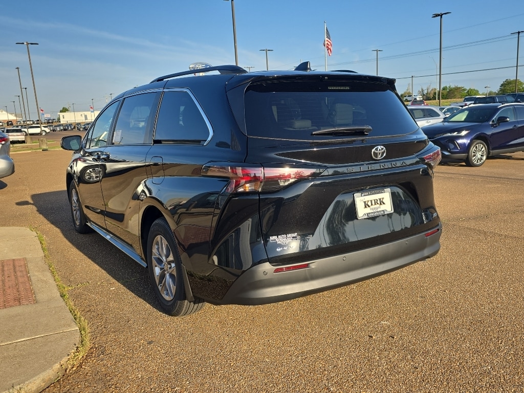 New 2026 Toyota Sienna XLE 8 Passenger Van Passenger Van