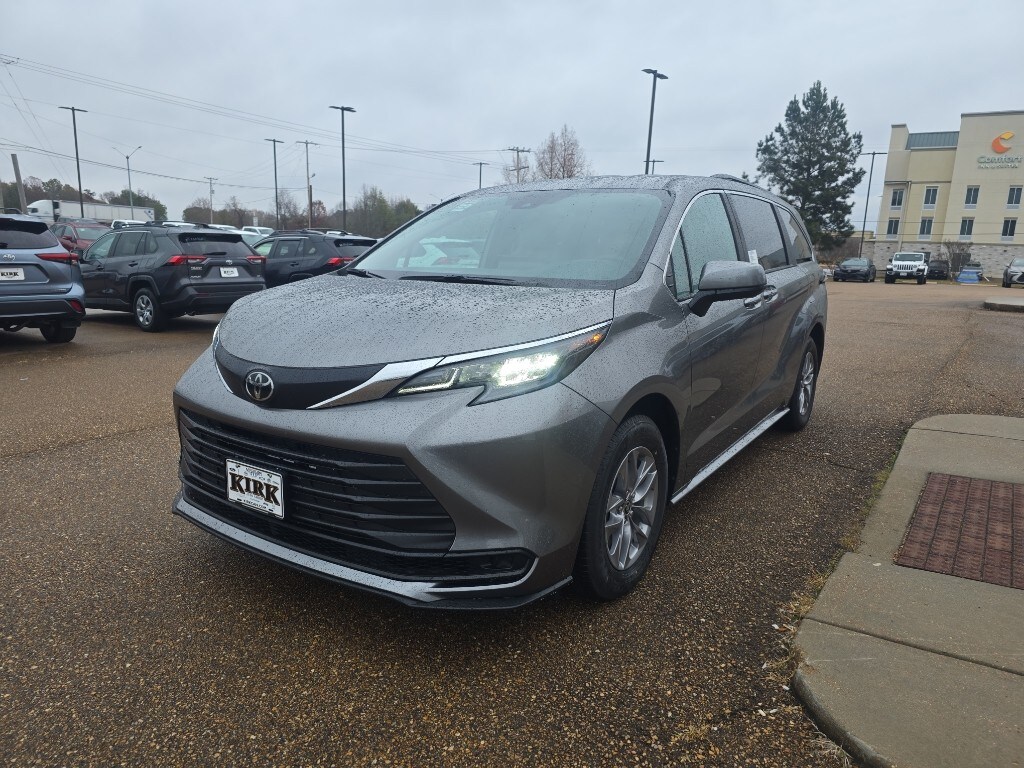 New 2026 Toyota Sienna LE 8 Passenger Van Passenger Van