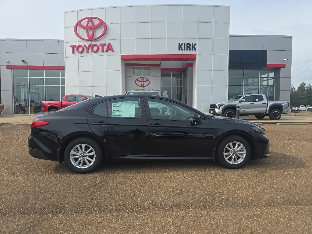 2026 Toyota Camry LE Hybrid's photo