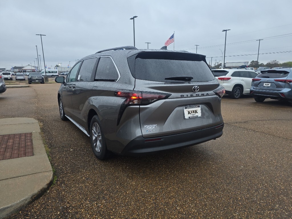 New 2026 Toyota Sienna LE 8 Passenger Van Passenger Van