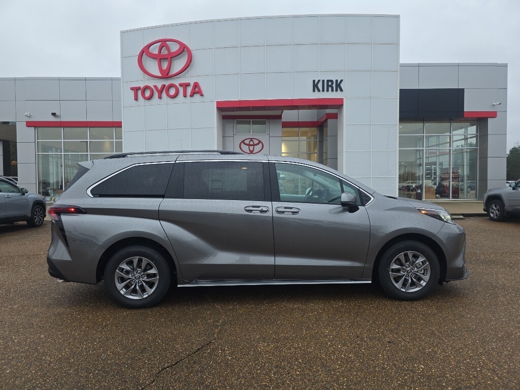 New 2026 Toyota Sienna LE 8 Passenger Van Passenger Van