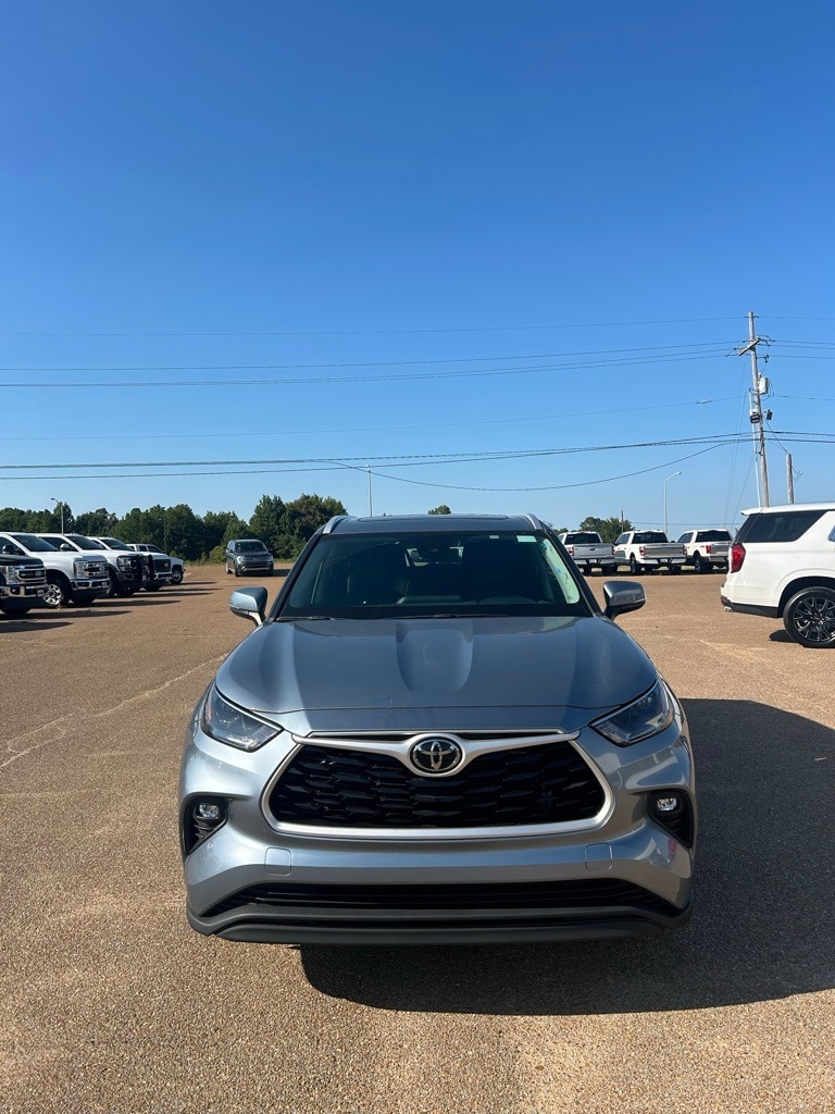 Used 2022 Toyota Highlander XLE with VIN 5TDGZRAH5NS124220 for sale in Grenada, MS