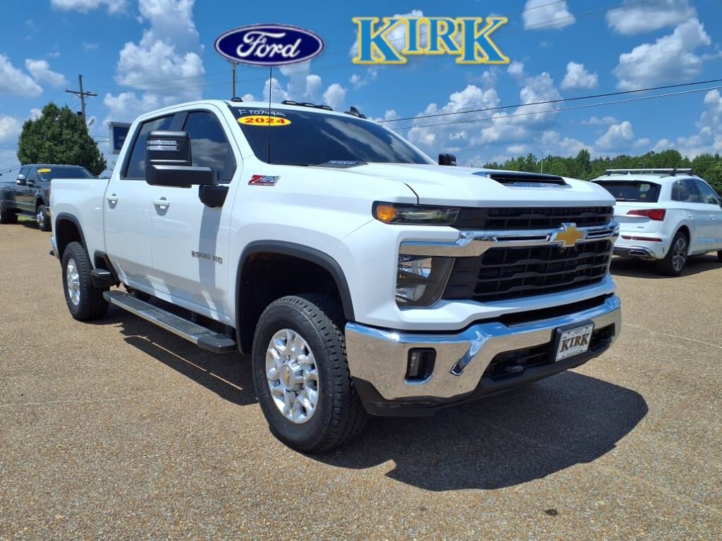 2024 Chevrolet Silverado LT photo 4