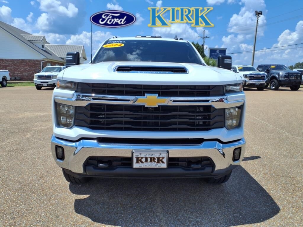 2024 Chevrolet Silverado LT photo 3