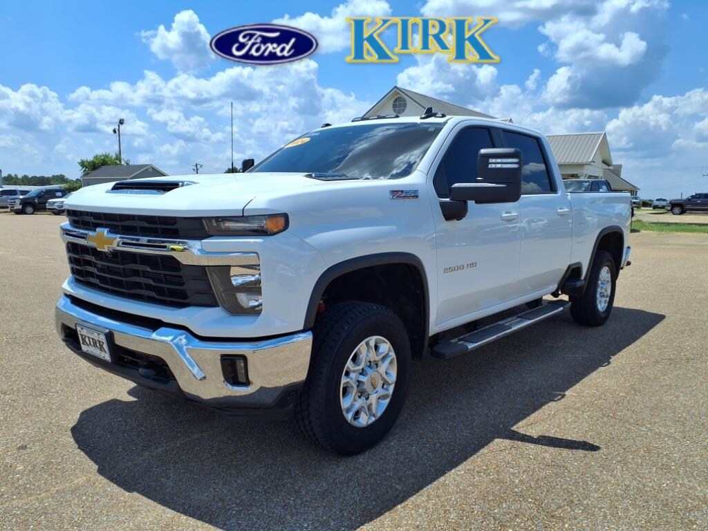2024 Chevrolet Silverado LT photo 2