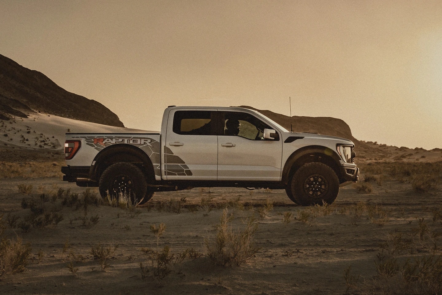 bmw-unveils-the-xm-high-performance-super-suv-acquire