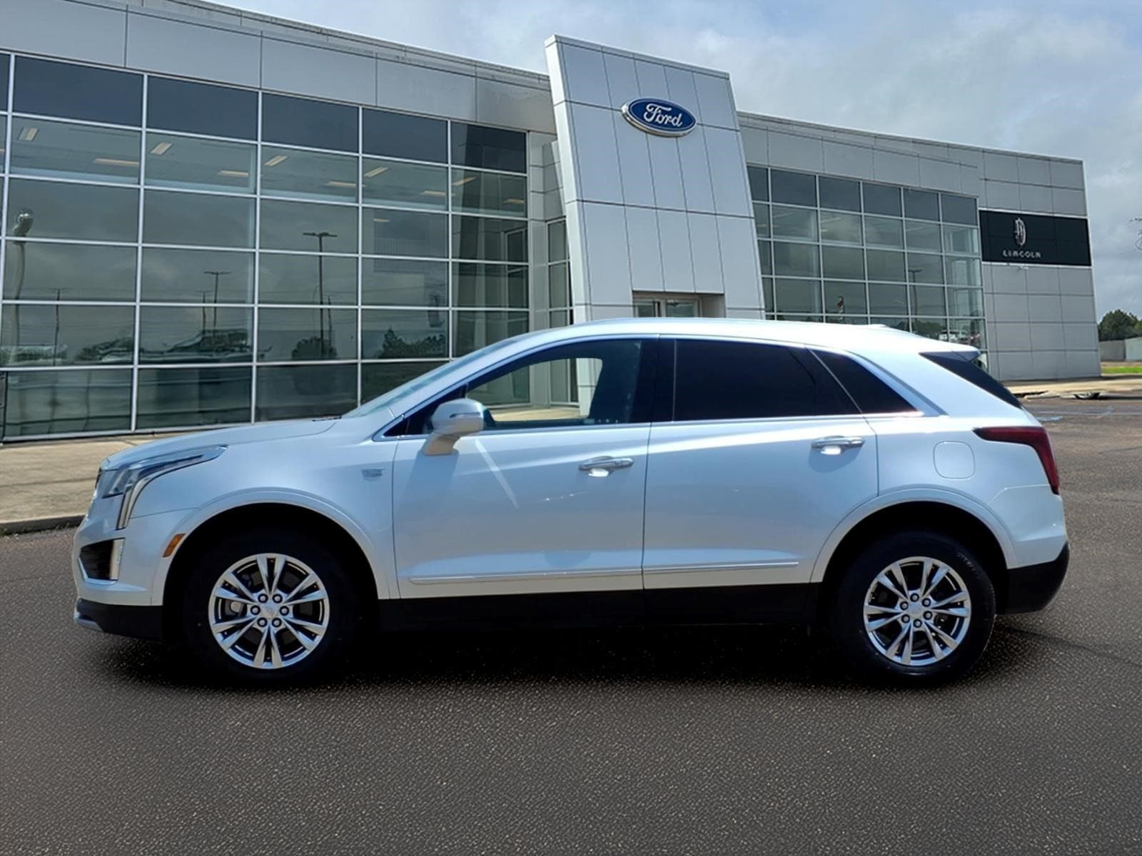 Used 2020 Cadillac XT5 Premium Luxury with VIN 1GYKNDRS2LZ136615 for sale in Grenada, MS