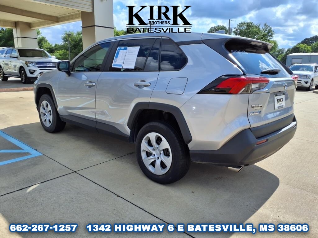 2023 Toyota RAV4 LE photo 3