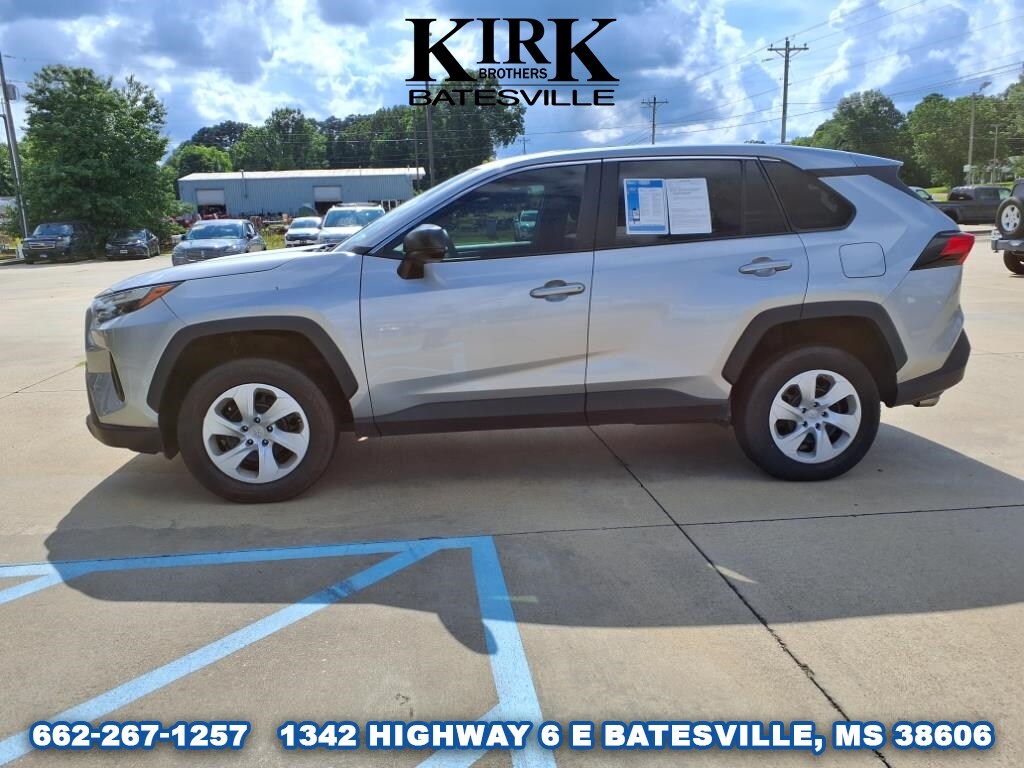 2023 Toyota RAV4 LE photo 2