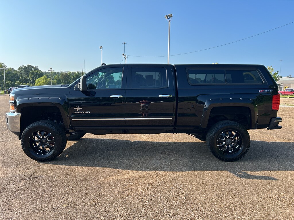 2015 Chevrolet Silverado 3500HD LTZ photo 2