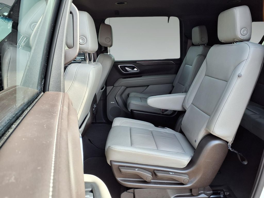 2022 Chevrolet Suburban LT - Photo 19