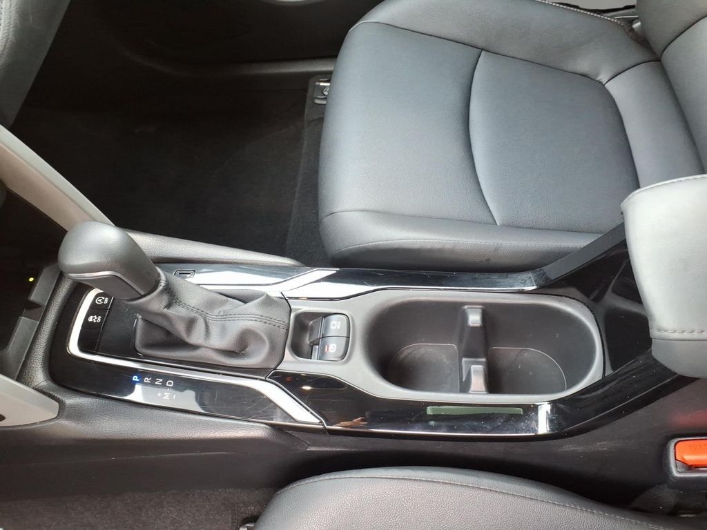 2025 Toyota Corolla Cross XLE - Photo 25