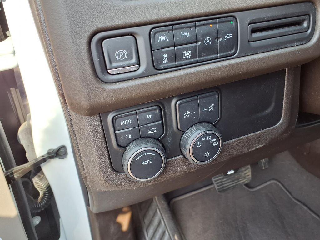 2022 Chevrolet Suburban LT - Photo 12