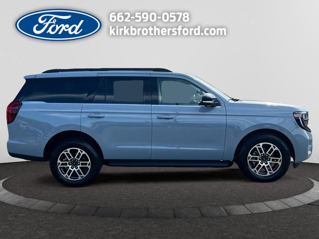 2025 Ford Expedition photo 3