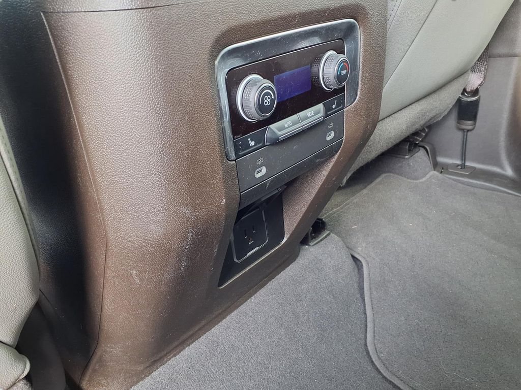 2022 Chevrolet Suburban LT - Photo 20