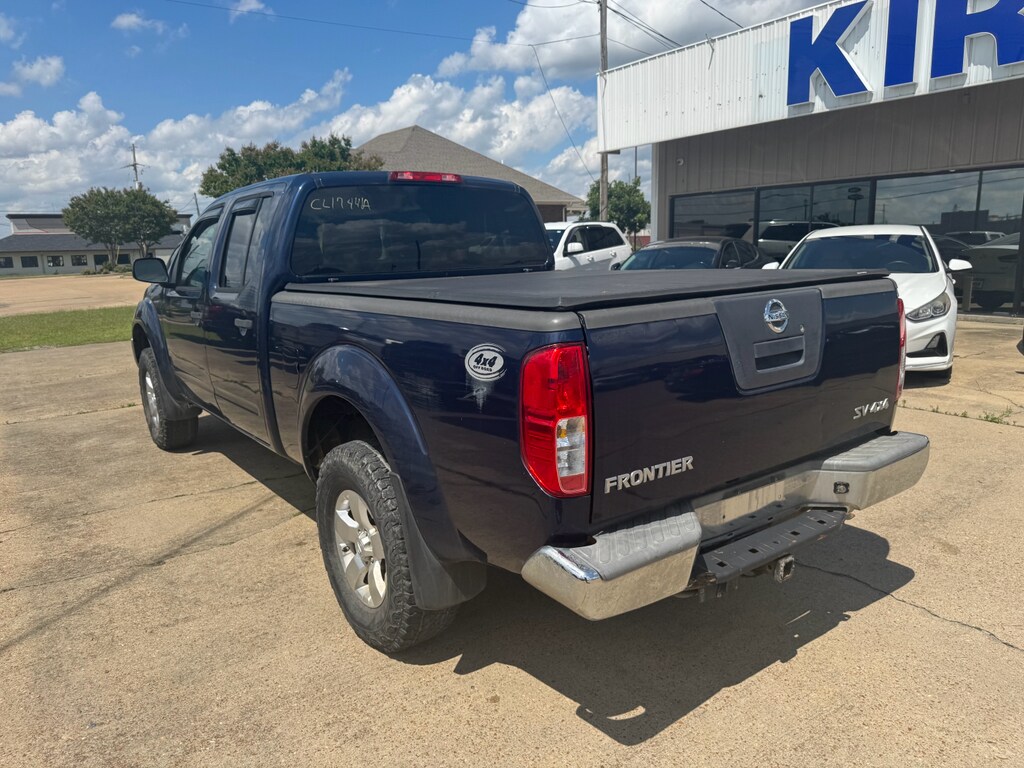 2011 Nissan Frontier SV Crew Cab photo 2