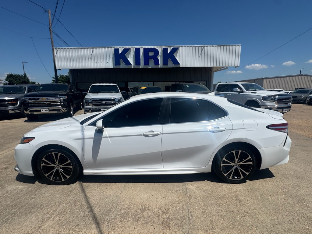 Used 2020 Toyota Camry SE Sedan