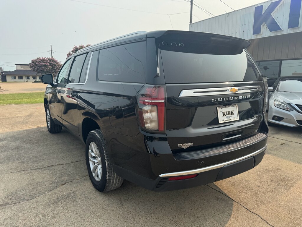 2021 Chevrolet Suburban LT photo 3