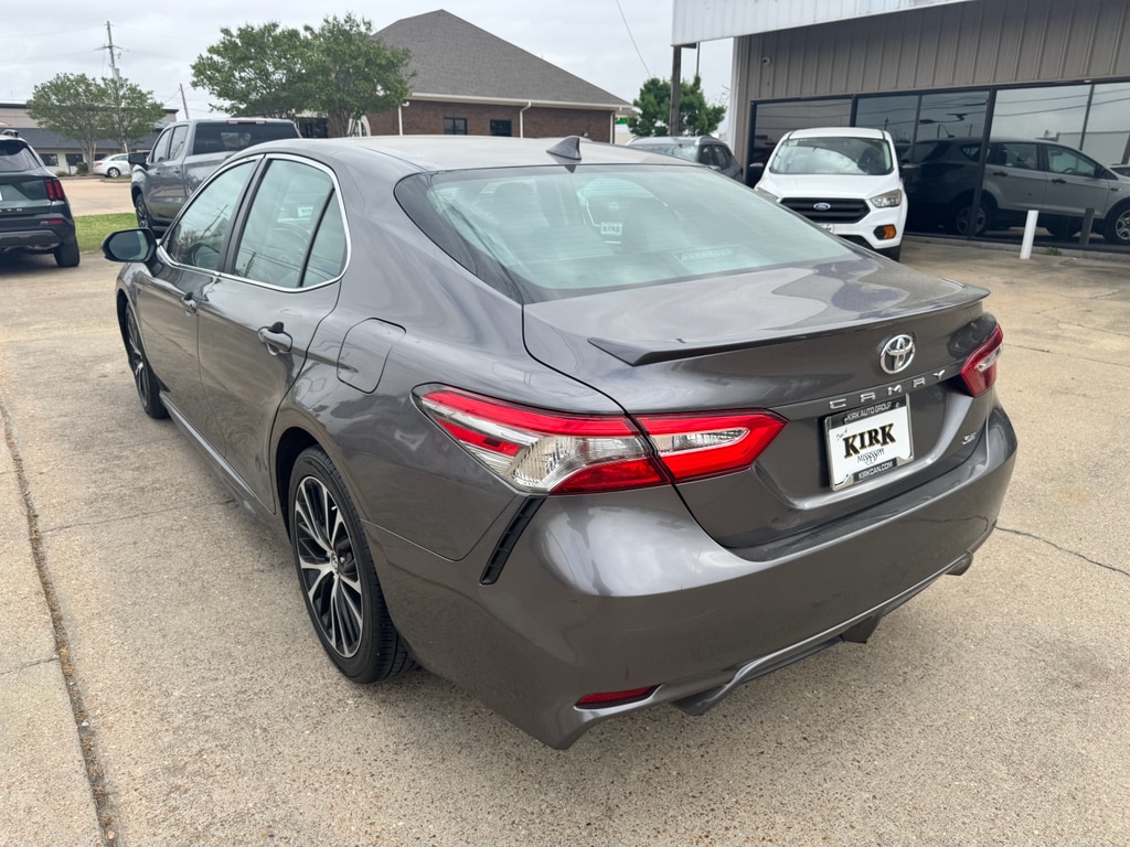 Used 2019 Toyota Camry SE Sedan