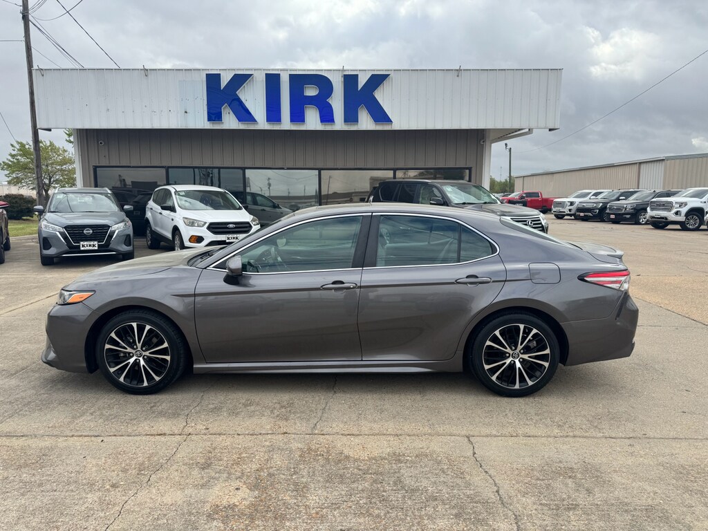 Used 2019 Toyota Camry SE Sedan