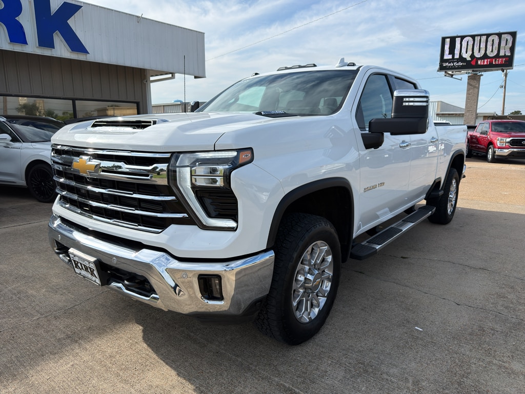 2025 Chevrolet Silverado HD LTZ 4WD Crew Cab Standard Box's photo