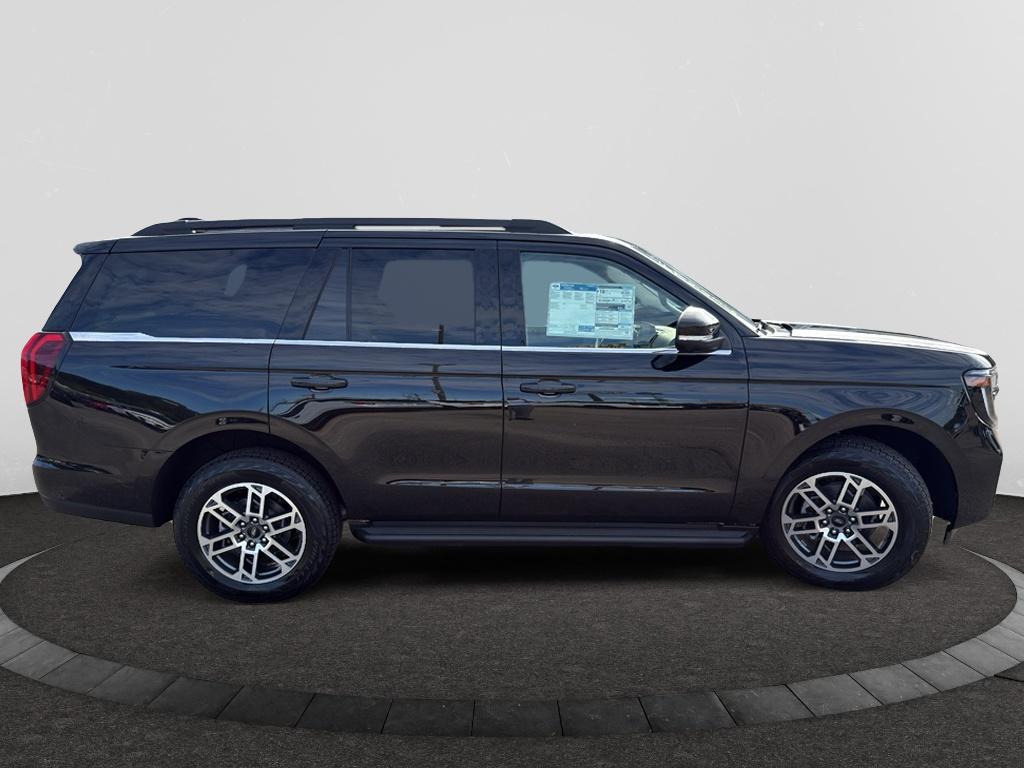 2025 Ford Expedition photo 2
