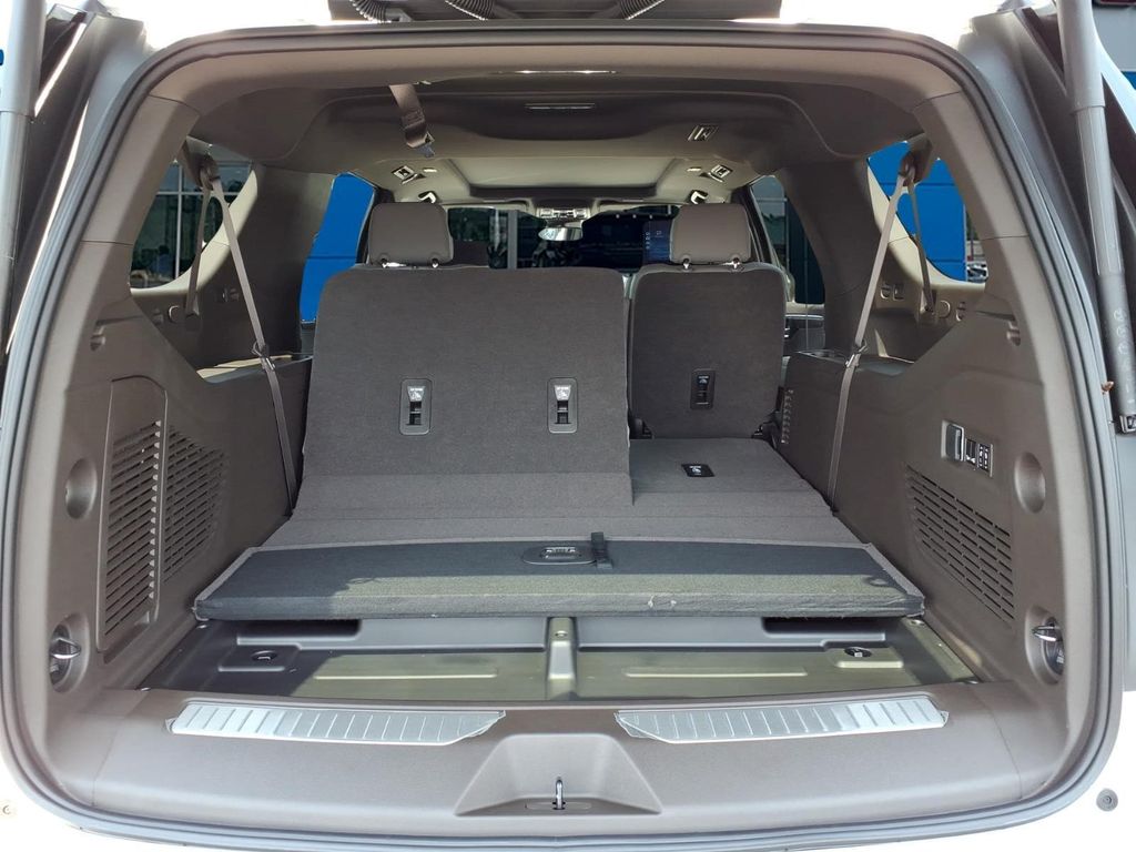 2026 Chevrolet Suburban Z71 - Photo 13