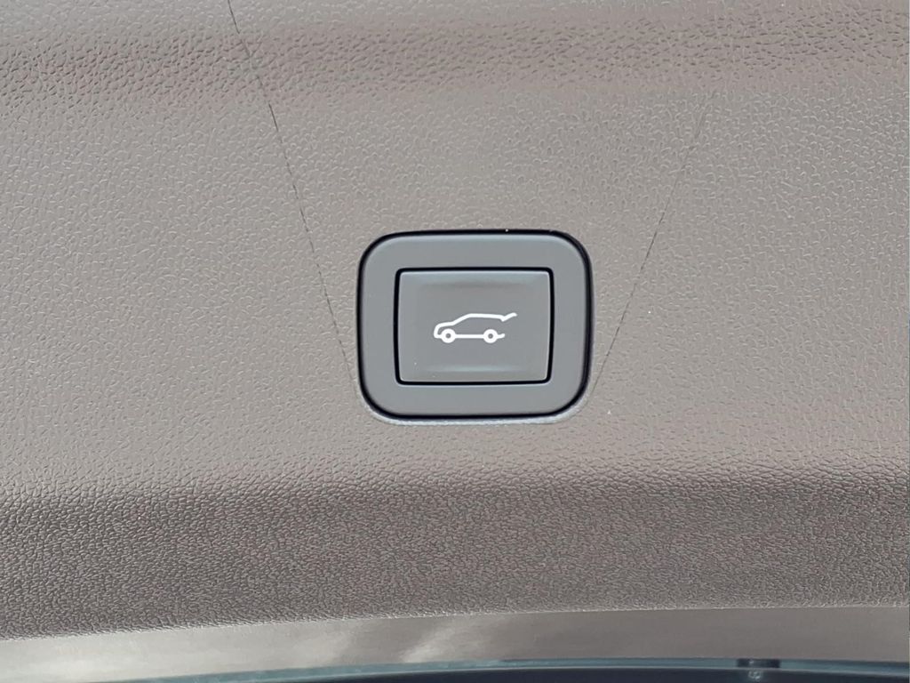 2026 Chevrolet Suburban Z71 - Photo 15