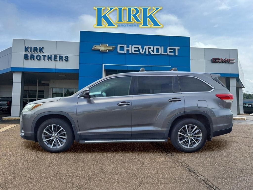 Used 2019 Toyota Highlander XLE with VIN 5TDKZRFH4KS562502 for sale in Grenada, MS