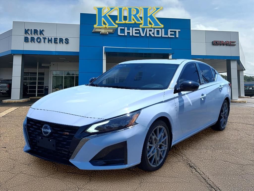 2024 Nissan Altima SR photo 2