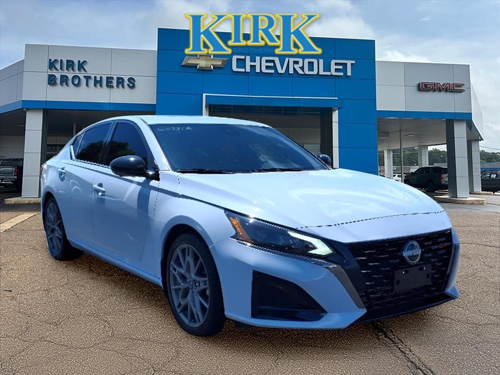 2024 Nissan Altima SR photo 4