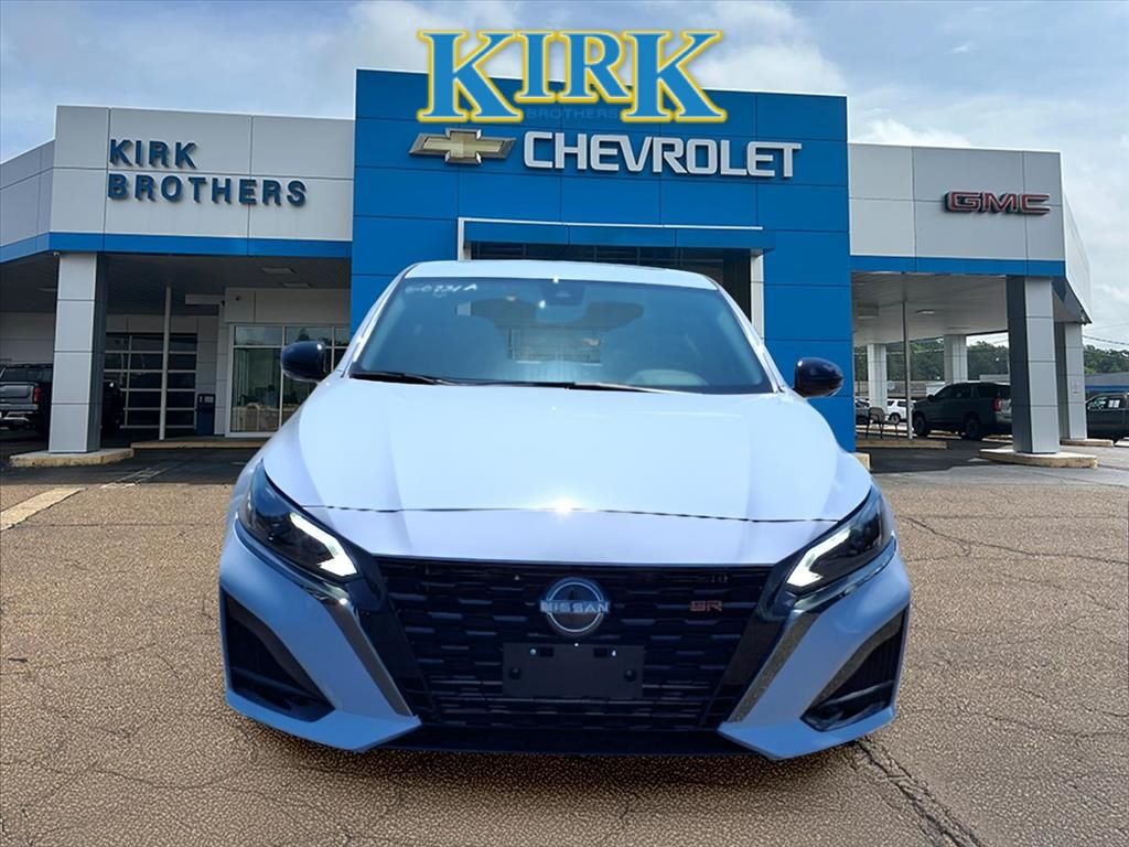2024 Nissan Altima SR photo 3