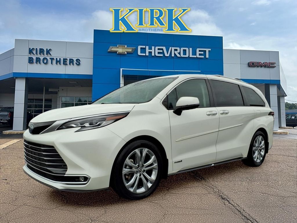 2021 Toyota Sienna Platinum 7-Passenger Hybrid FWD's photo