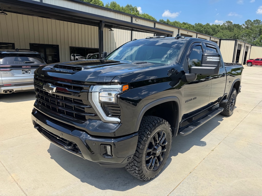2025 Chevrolet Silverado HD LTZ 4WD Crew Cab Standard Box's photo
