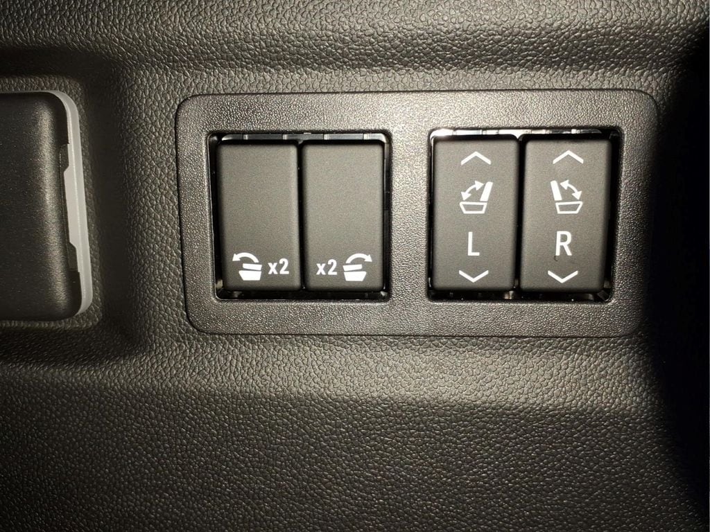 2026 GMC Yukon AT4 Ultimate - Photo 10