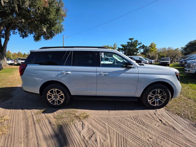 2025 Ford Expedition photo 2