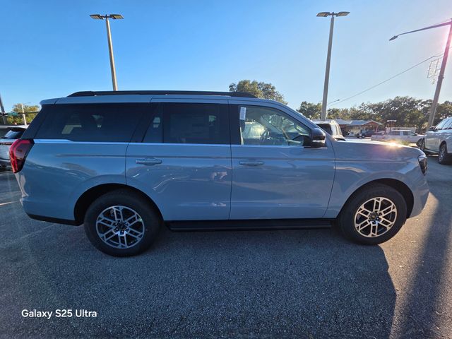 2025 Ford Expedition photo 2