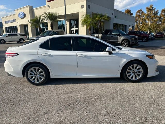 2018 Toyota Camry SE XLE photo 2