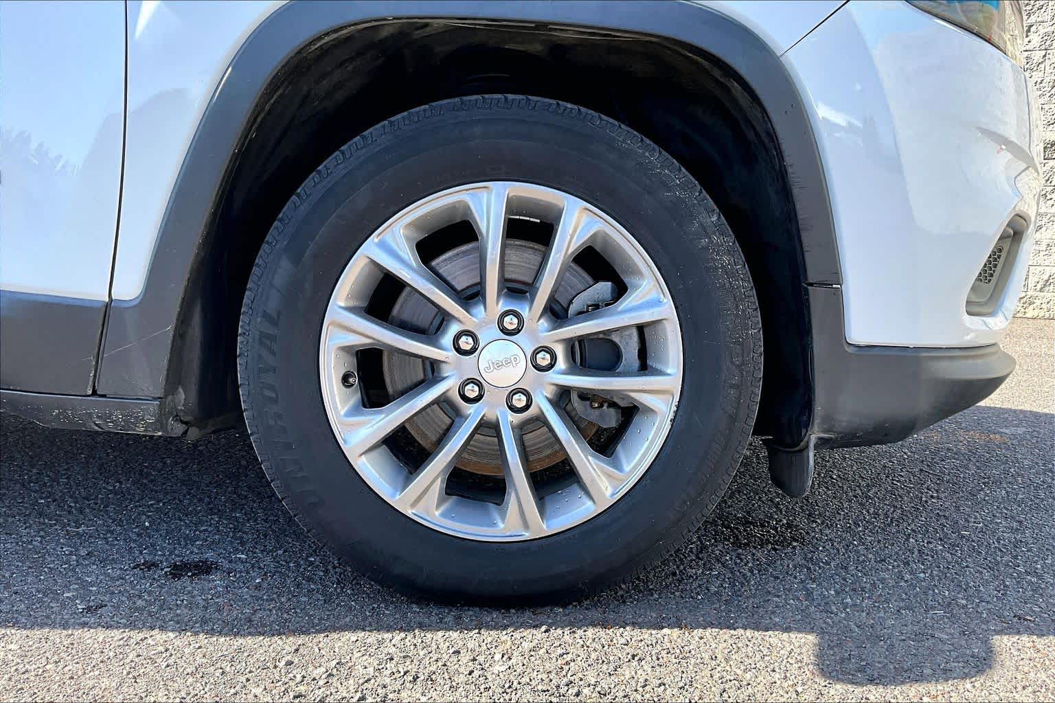 Thumbnail: 2019 Jeep Cherokee - 34