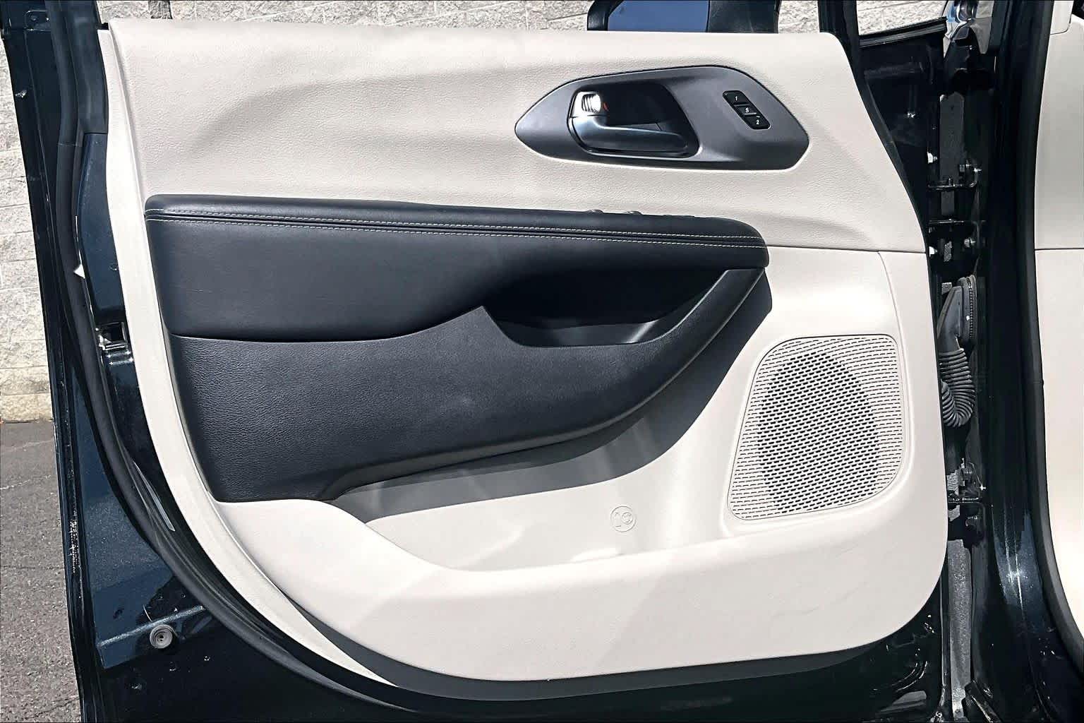 Thumbnail: 2023 Chrysler Pacifica - 27