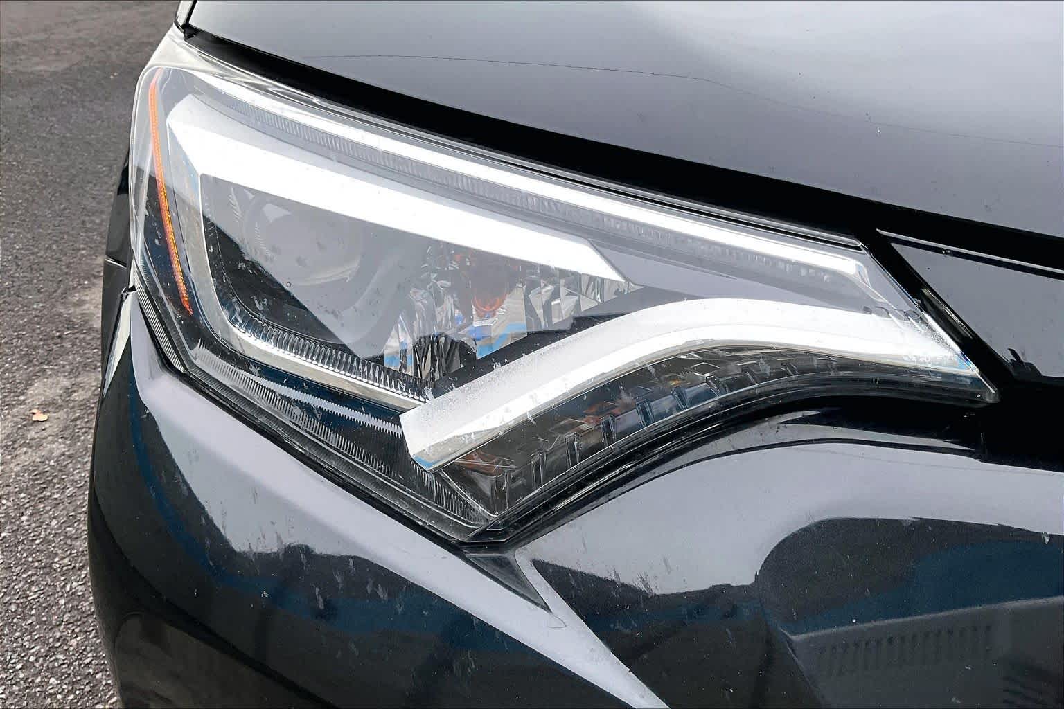 Thumbnail: 2017 Toyota RAV4 - 31