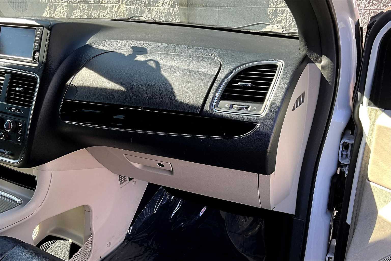 Thumbnail: 2017 Dodge Grand Caravan - 23