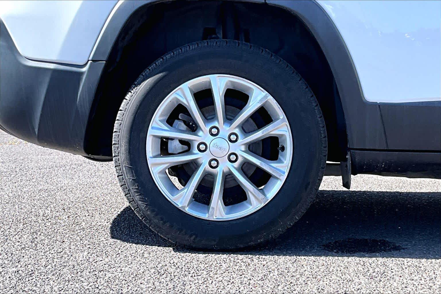 Thumbnail: 2019 Jeep Cherokee - 36