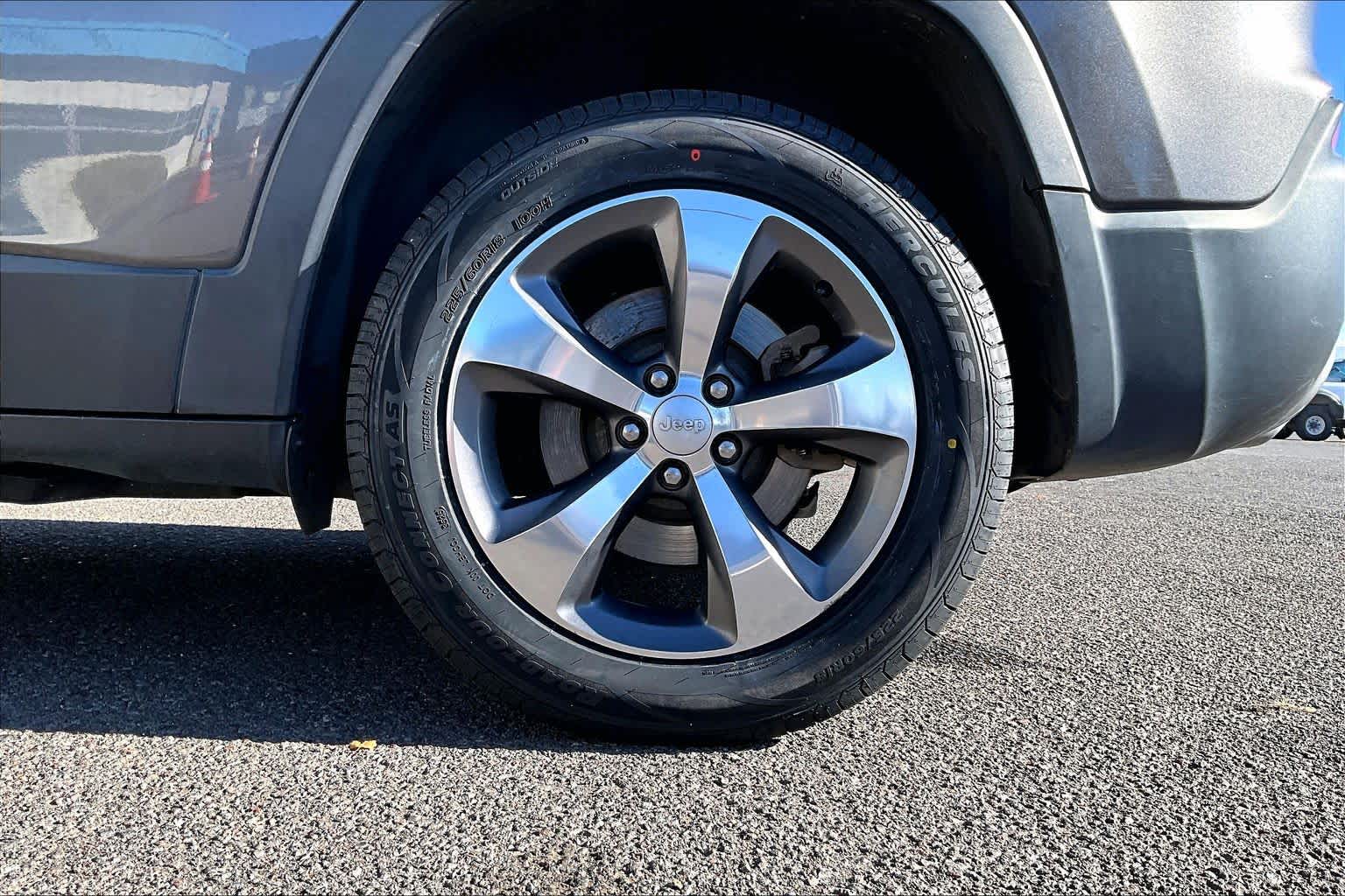 Thumbnail: 2019 Jeep Cherokee - 35