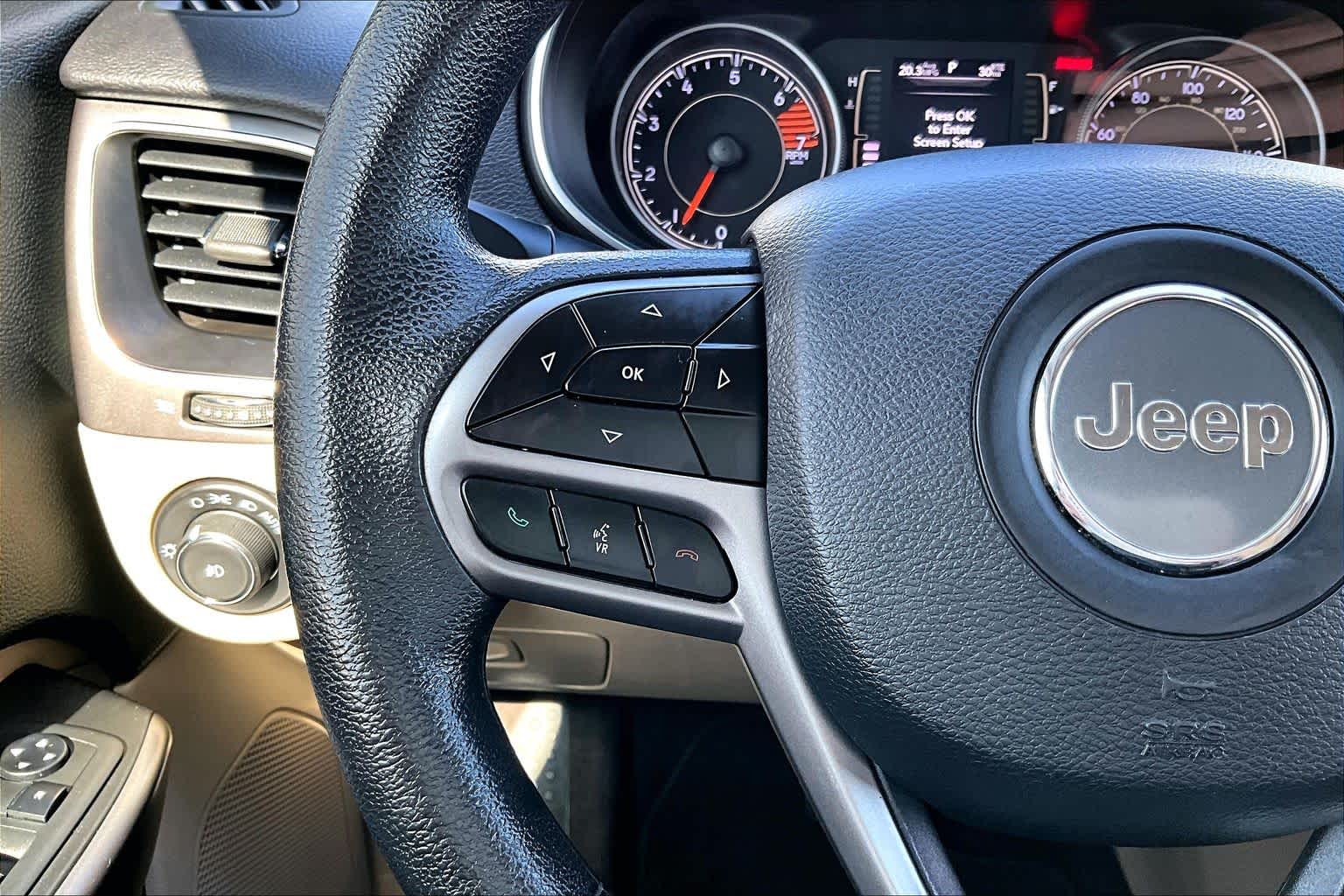 Thumbnail: 2019 Jeep Cherokee - 24