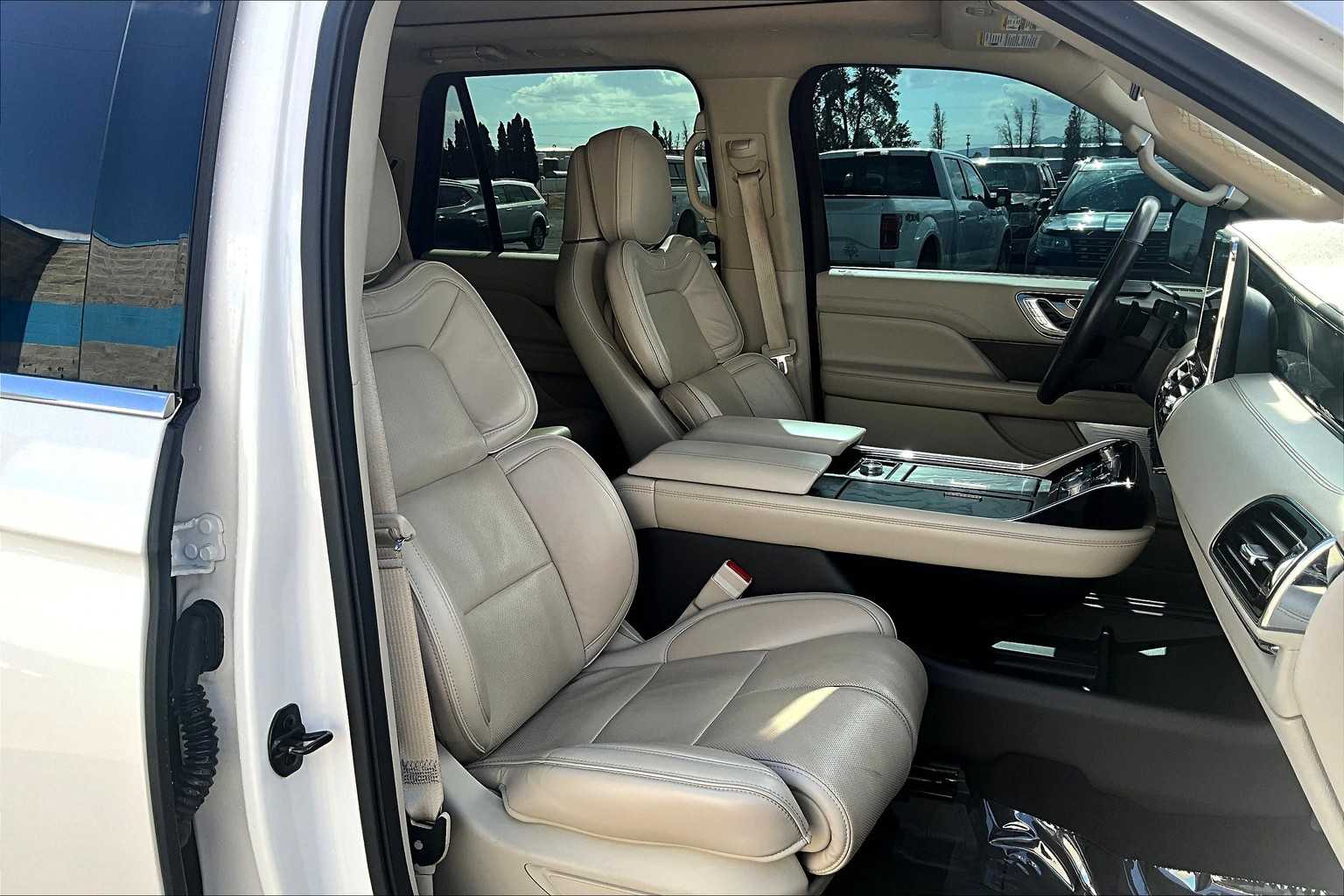 Thumbnail: 2019 Lincoln Navigator - 12
