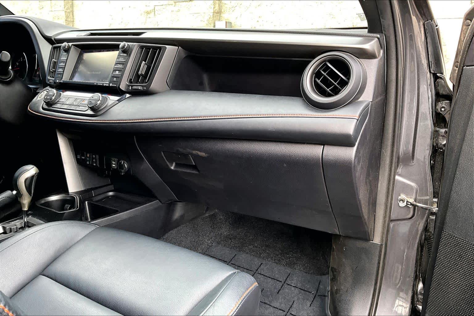 Thumbnail: 2016 Toyota RAV4 - 23